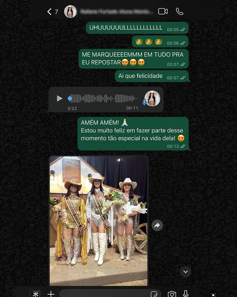 Alunas coroadas rainhas de rodeio