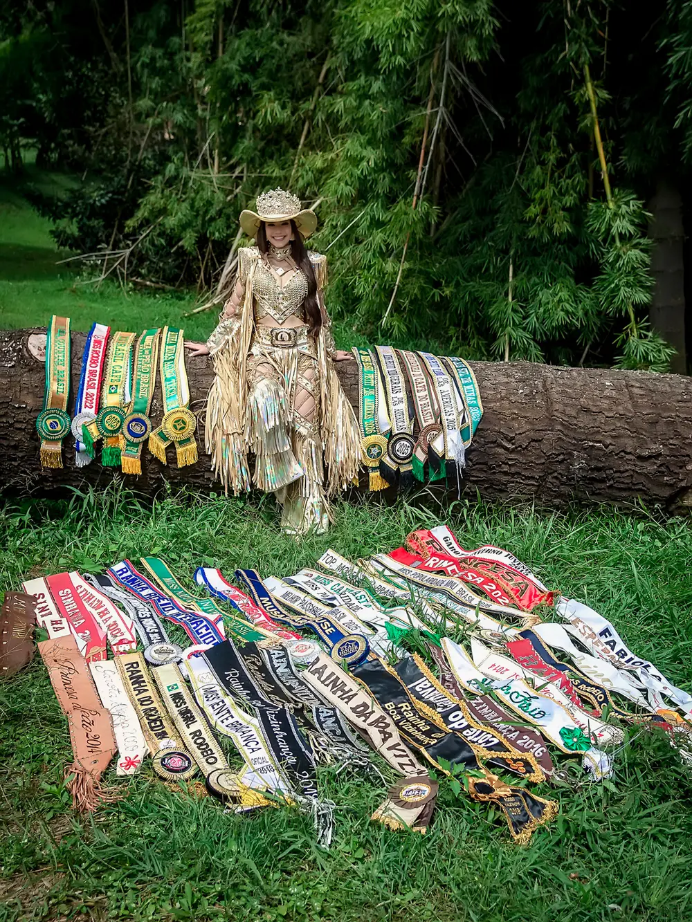 Fabíola Jeanne com suas mais de 70 faixas de rainha de rodeio
