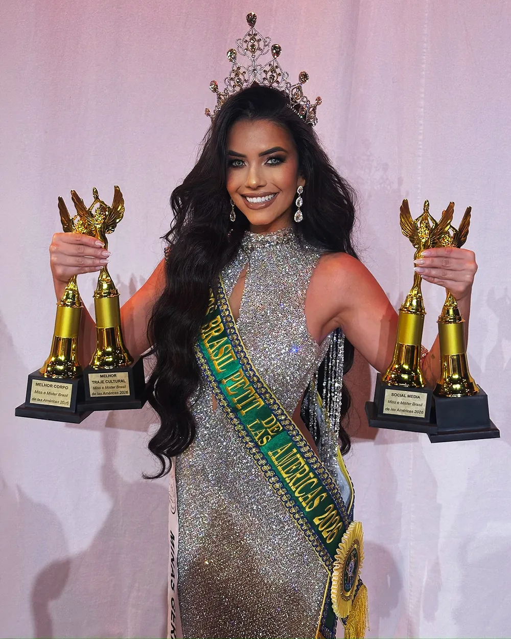 Fabíola Jeanne segurando troféus de rainha de rodeio