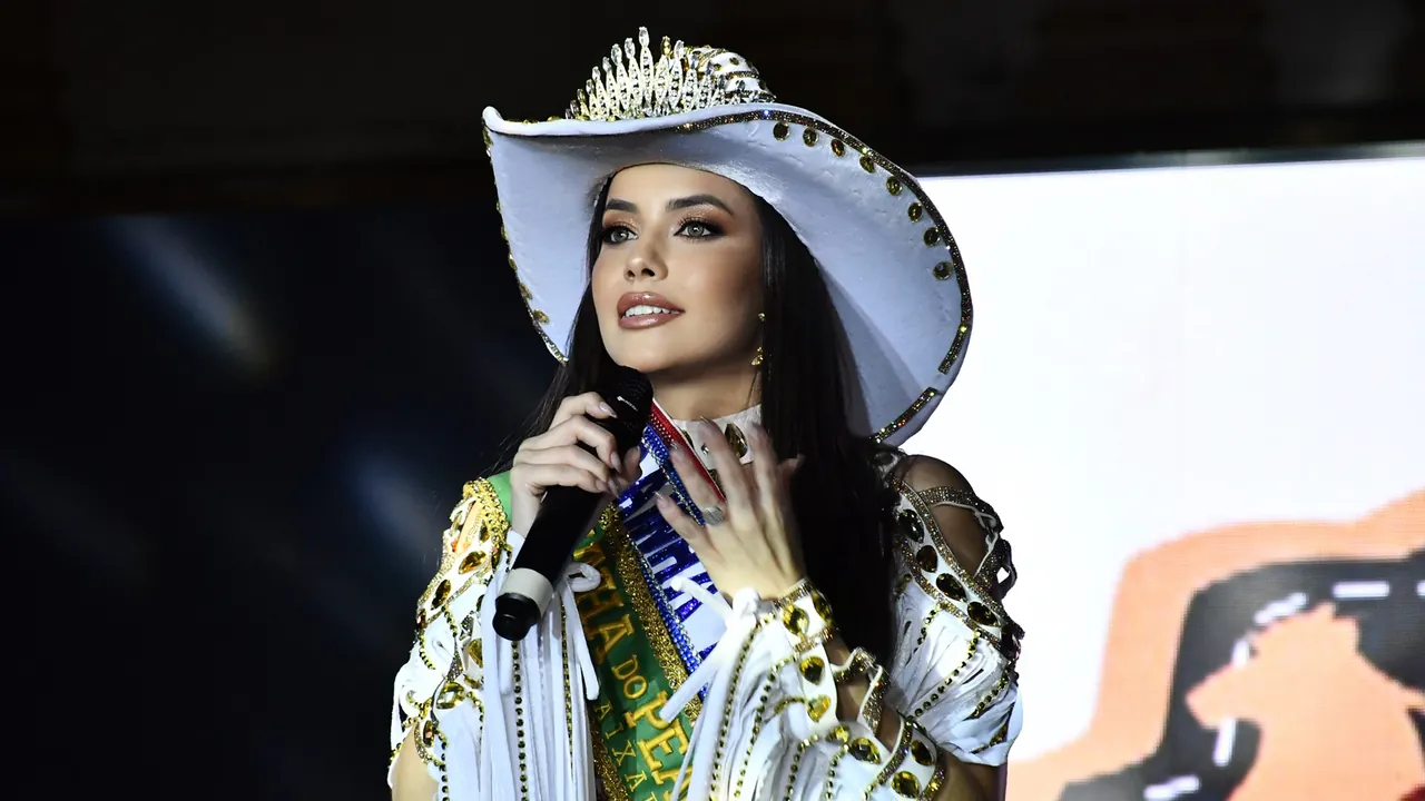 Fabíola Jeanne ao microfone, ensinando oratória de arena