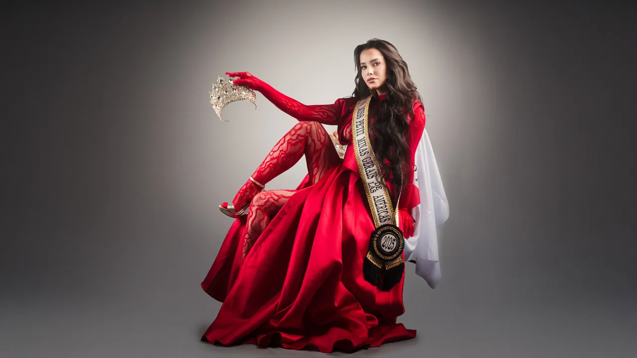 Rainha de rodeio em traje vermelho