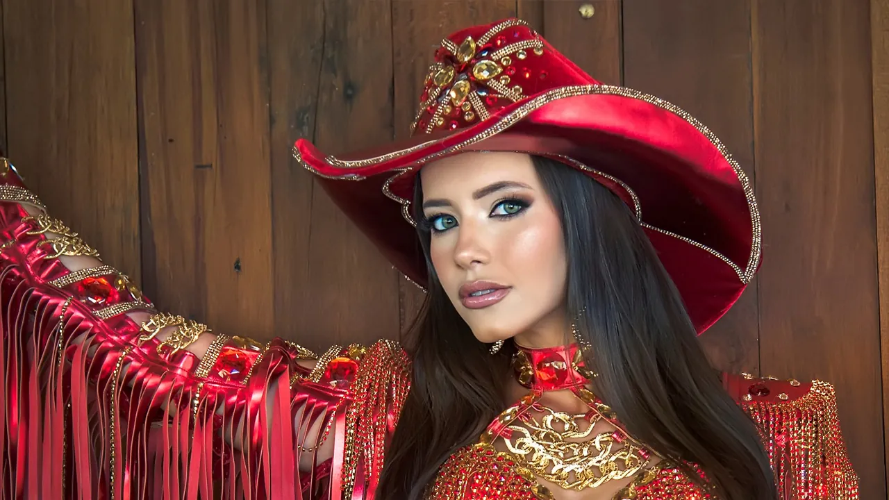 Rainha de rodeio em traje vermelho, pronta para o feed